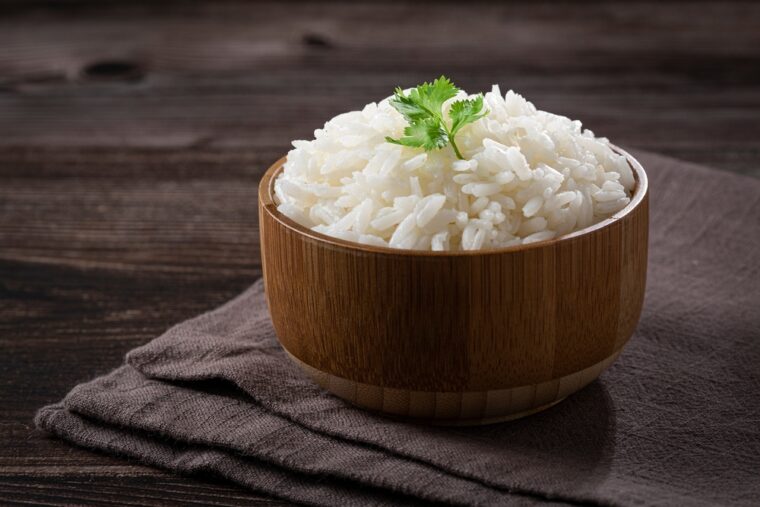 碗煮好的米饭放在桌子上